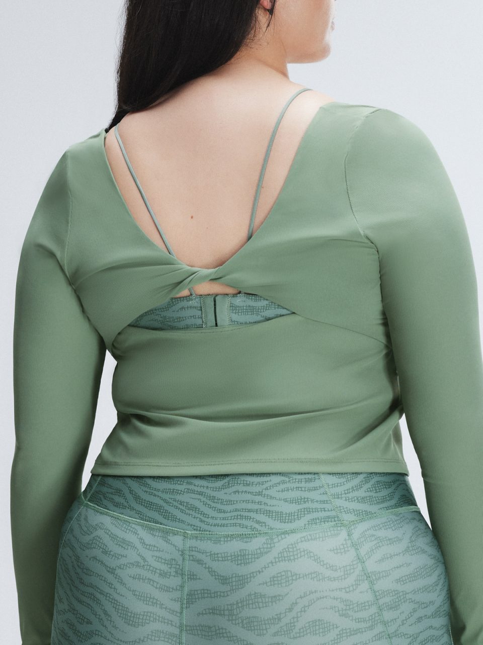 Light Layer Twist Back Top